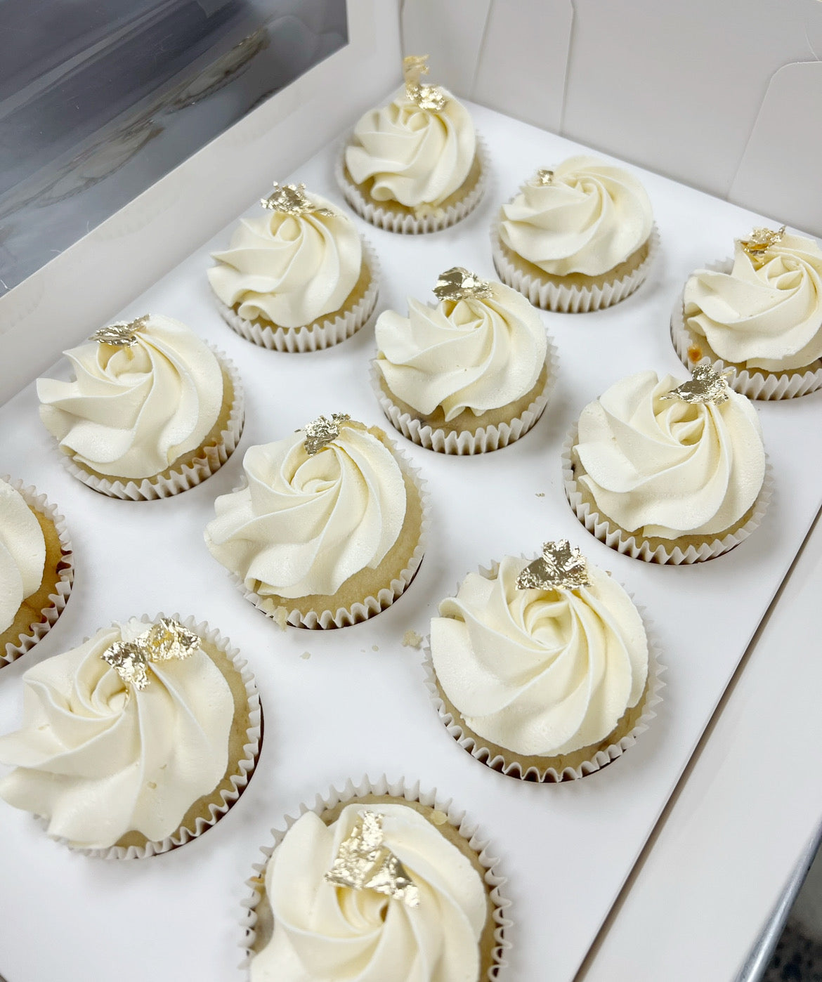 CUSTOM CUPCAKES (YOU PICK THE COLOUR!)