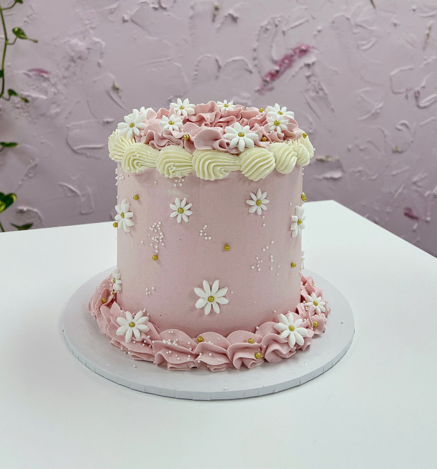 Frilly Daisy Cake Round